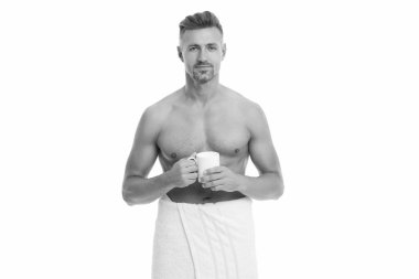 Sabah rutini. Gövdesi olan yakışıklı bir adamın sabah kahvesi. Duştan sonra üstsüz adam. Kaslı vücudu olan, evde kahve içen, beyaz tenli, olgun, yakışıklı bir adam. Evde rahatla.