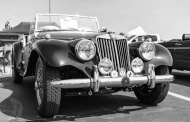 Chicago, Illinois, ABD - 08 Eylül 2024: MG spor araba üstü açılabilir, köşe manzaralı. Retro mavi spor araba. Üstü açık MG TF araba. Chicago 'da MG TF