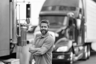 Kamyonun önünde yakışıklı bir şoför. Kamyon sahibi. Kamyon şoförü. Kamyon kamyonunun yanında bir erkek kamyon şoförü. Nakliye araçları. Yarı kamyon aracı. İspanyol kamyoncu adam. Lojistik servisi.