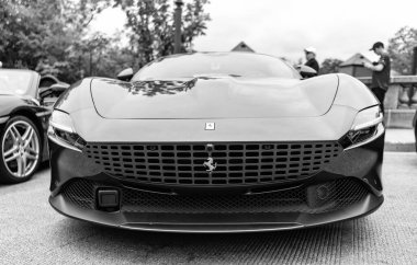 Chicago, Illinois - 29 Eylül 2024: Ferrari Roma siyah rengi. Ferrari Roma caddeye park etmiş. Ön manzara. Şatoda lüks Ferrari Roma