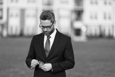 Emlakçı yeni bir ev teklif ediyor. Komisyoncu teklifte bulundu. İşadamı komisyoncu para sayar. Emlak konsepti. Para dolu takım elbiseli başarılı bir emlakçı. Evin sahibi dışarıda para tutuyor. Ev satın alma süreci.