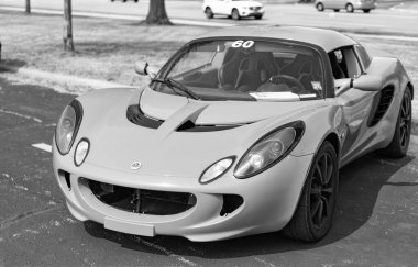 Chicago, Illinois, ABD - 08 Eylül 2024: 2005 Lotus Elise spor arabası, ön görüş. Turuncu üstü açık spor araba. Modern Lotus Elise arabası. Lotus Elise Chicago 'da