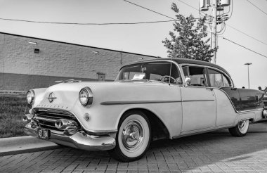 Park Ridge, Illinois, ABD - 22 Ağustos 2024: Oldsmobile 88 'in klasik arabası. Oldsmobile 88 açık havada. Otomobil fuarında park edilmiş Retro araba, köşe manzaralı. Oldsmobile 88 retro araba.