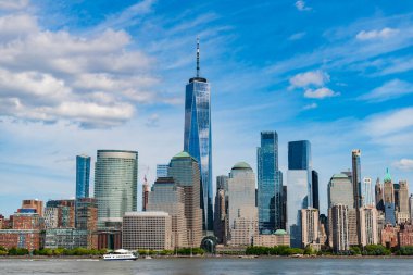 New York City, Manhattan Skyline ile Hudson Nehri üzerinde, New York, ABD NYC, New York. Kentsel Gökdelenler ABD ile New York City Skyline. New York 'taki Lower Manhattan ve One World Trade Center, ABD New Jersey Panoramic view on Manhattan.