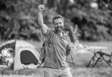 Yaz günü yürüyüş yapan bir adam. Yaz kampı aktivitesi. Yaz kampı. Kamp macerası. Yürüyüş yaşam tarzı. Kamp alanındaki adam. Piknik zamanı. Ormanda çadırlı piknik yapan mutlu bir adam..