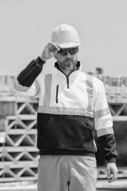 İnşaatçı adam. Kasklı bir işçi. İnşaatta sanayi işçisi. İnşaat mühendisi inşaat alanında. Denetmen mühendis. İnşaat alanında çalışan bir işçi. İnşaat müdürü. Ciddi müfettiş..