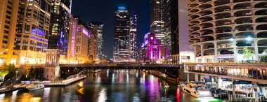 Chicago gökdelen binasının gece manzarası. Chicago gökdelenin mimarisi. Şehir gecesi aydınlatılmış bina. Gökdelen şehir manzarası. Chicago 'nun gece şehri. İş şehri. Sakin şehir gecesi.