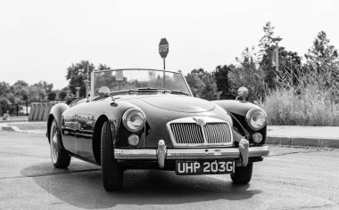 Chicago, Illinois, ABD - 08 Eylül 2024: MG MGA spor yarış arabası 1956 üstü açılır araç, ön görüş. Retro spor araba. Üstü açık MG MGA arabası. Chicago Otomobil Fuarında MG MGA.