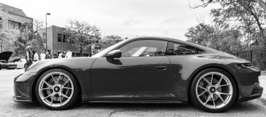 Chicago, Illinois - 29 Eylül 2024: 2023 Porsche 911 GT3 Touring kırmızı rengi. Porsche 911 GT3 turu sokağa park edilmiş. Yan görünüş. Porsche 911 GT3 Chicago turu