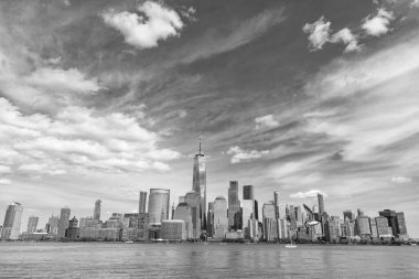 New Jersey 'den New York. Manhattan güzel silueti, New York, Birleşik Devletler. Manhattan 'ın ortasındaki New York şehrinin gökyüzü manzarası. ABD, New York, New York, Manhattan. Gökdelenler