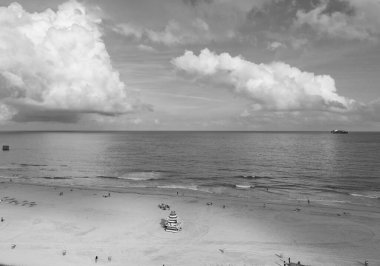 Bulutlu ufku olan sahildeki cankurtaran istasyonu. Deniz sahilindeki cankurtaran kulesi. Yaz tatili. Yaz tatilinde deniz kenarında. Denizde rahatla. Miami sahilinde cankurtaran. Seyahat ve deniz tatil beldesi.