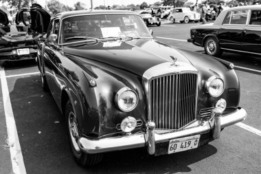 Chicago, Illinois, ABD - 08 Eylül 2024: Bentley S2 Continental retro araç, köşe görüş. Mavi Retro araba. Klasik Bentley S2 Continental araba. Chicago 'da Bentley S2 Continental