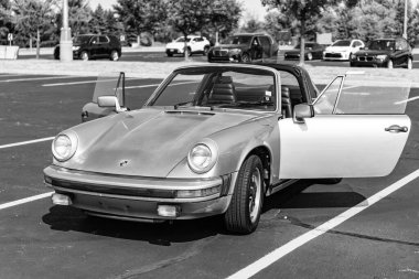 Chicago, Illinois, ABD - 08 Eylül 2024: Porsche 911SC Targa üstü açık spor araba, ön manzara. Retro araba. Retro Porsche 911SC Targa arabası. Chicago 'da Üstü açılır Zafer Spitfire