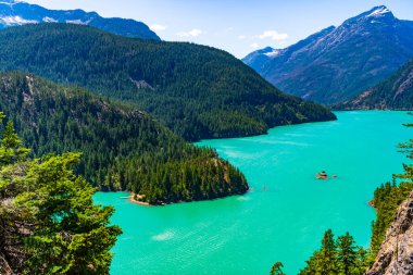 Dağ manzaralı Diablo gölü. Dağ tepesi ve Diablo gölü manzarası. Dağ suyu manzarası. Kuzey Cascades Ulusal Parkı 'ndaki Diablo Gölü. Diablo Gölü 'nün manzarası.
