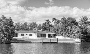 Yazın tatil binası. Lüks liman evi. Otel binası. Konut mimarisi. Modern bina. Rıhtımda bir apartman dairesi. Rıhtım manzaralı ev.