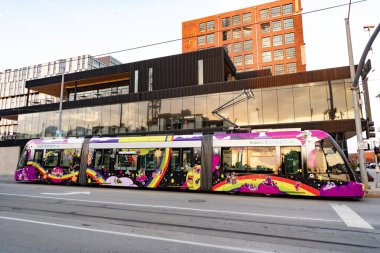 Kansas City, Missouri, ABD - 07 Ağustos 2025: tramvaylı sokak. Elektrikli tramvay nakliyesi. Şehir tramvayı. Şehir caddesinde tramvay var. Toplu taşıma araçlı bir şehir caddesi. Toplu taşıma.