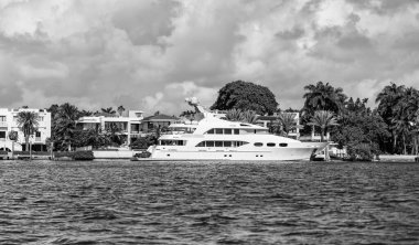 Marinada lüks tekne motorlu yatı. Deniz marinasında lüks bir yat. Tekne ve yat turizmi. Lüks bir yaşam tarzı. Yaz tatili. Yat kiralama. Yaz tatilinde deniz tatili. Rıhtım bölgesi.