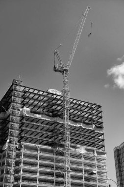 İnşaat alanında vinç var. Sanayi bölgesi. Bina ve inşaat. Vinç çekiliyor. İnşaat alanında vinçle birlikte. İnşaat alanında vinç.