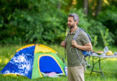Yaz kampı aktivitesi. Yaz kampı. Kamp macerası. Yürüyüş yaşam tarzı. Kamp alanındaki adam. Piknik zamanı. Ormanda çadırlı piknik yapan bir adam. Yaz günü yürüyüş yapan bir adam. Yürüyüş deneyimi.