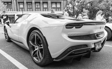 Chicago, Illinois - 29 Eylül 2024: Ferrari 296 GTS veya GTB sarı renk. Ferrari 296 GTS ya da GTB caddeye park etmiş. Köşeden bak. Lüks Ferrari 296 GTS veya Chicago 'da GTB