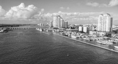 Yaz tatili. Lüks Güney Sahili marinası. Miami güney sahili manzaralı. Lüks bir yat limanında. Lüks bir yaşam tarzı. Miami Biscayne Körfezi Florida manzarası. Biscayne Körfezi. Marina görünümü.