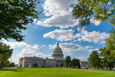 Washington DC dönüm noktası. Washington 'daki Senato ve Meclis. Capitol Kubbesi. Ulusal bayrağın yanındaki tarihi meclis. Yasaların sembolü olarak Capitol kubbesi. Washington anıtı mimarisi. Washington DC.