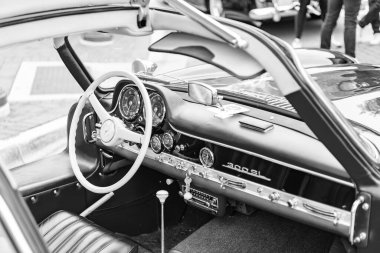 Chicago, Illinois - 29 Eylül 2024: klasik Mercedes-Benz 300 SL siyah renk. Caddeye park edilmiş klasik lüks Mercedes-Benz 300 SL. İç mekan. Chicago 'da Retro Mercedes-Benz 300 SL