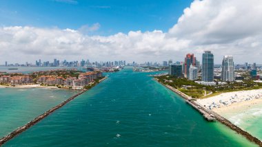 Miami Sahili ufuk çizgisi hava manzarası. Miami 'den İHA' ya. Tropik Miami manzarası. Miami bölgesi gökyüzü manzarası