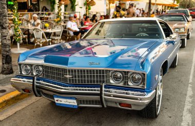 Miami, Florida, ABD - 07 Nisan 2025: Chevrolet Impala 'nın eski arabası yolda, köşe manzaralı. Chevrolet Impala 1958 model eski bir araba. Lüks Chevrolet Impala. Klasik araç.