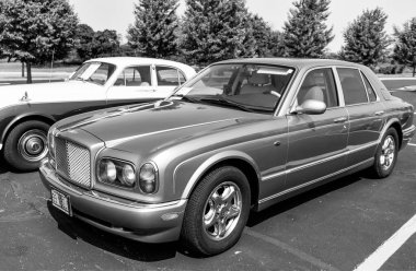 Chicago, Illinois, ABD - 08 Eylül 2024 Bentley Arnage Birkin klasik araç, köşe manzaralı. Klasik bir araba. Klasik Bentley Arnage Birkin arabası. Bentley Arnage Birkin Chicago 'da