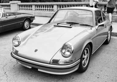 Chicago, Illinois - 29 Eylül 2024 1972 Porsche 911T Coupe sokağa park etti. altın metalik 1972 Porsche 911T Coupe.