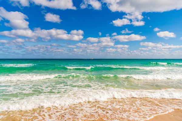 Deniz bulutlu gökyüzü ile ufuk çizgisi. Denizde sakin bir ufuk. Romantik yaz tatili deniz manzarası. Deniz manzarası cenneti. Okyanus sahilinde gün doğumu. Yaz tatilinde gün batımı deniz manzarası. Sonsuz ufuk.