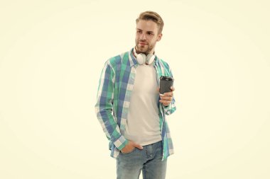 Yaşam tarzı konsepti. Espresso içiyorum. Müzikle rahatla. Öğrenci hayatı. Çay içen adam. Sıcak bir sabah. İşte kahve molası. Milenyum adamı kahve fincanını beyaza izole etmiş. Sabah kahvesi zamanı..