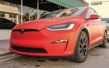 Miami, Florida, ABD - 06 Aralık 2024: Tesla X elektrikli geçiş aracı. Tesla X tipi elektrikli araba. Tesla X 'in arabası dışarıda park edilmiş. Elektrik Tesla X, köşe görünümü.
