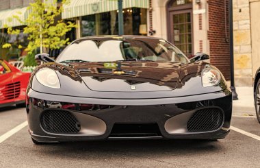 Chicago, Illinois - 29 Eylül 2024: Ferrari 360 Spider siyah rengi. Ferrari 360 caddeye park etmiş. Köşeden bak. Lüks Ferrari 360 Chicago 'da