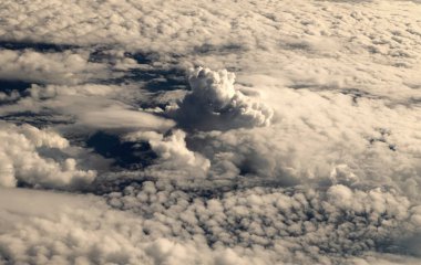 Gökyüzünde bulutlar olan mavi gökyüzü. Bulutlu güzel mavi gökyüzü arkaplanı. Doğal ve bulutlu taze mavi gökyüzü arkaplanı. Mavi kabarık bulutlar
