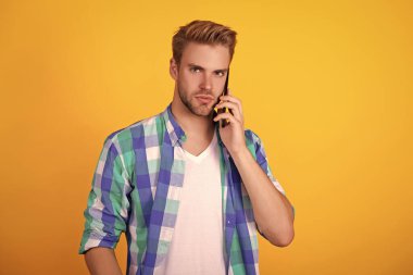 İletişim. Akıllı telefondan konuşan adam sarıda izole edilmiş. Millennial Man 'in telefon görüşmesi var. Geri arıyorum. Adam akıllı telefonda konuşuyor. Telefon var. Mobil iletişim.