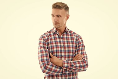 Olgun portre. Beyazlar üzerinde izole edilmiş olgun bir adam. Şık bir erkek portresi. Sıradan bir adam. Adamın şık bir saç kesimi var. Kendine güven. Moda saç stili olan bir adam. Sıradan bir erkek portresi. Moda gömlek.