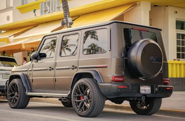 Miami, Florida, ABD - 05 Aralık 2024: 2021 Mercedes Benz G geçiş aracı. Mercedes Benz G tipinde lüks bir araba. Mercedes Benz 'in arabası dışarıda park edilmiş. Mercedes Benz G, köşe görünümü.