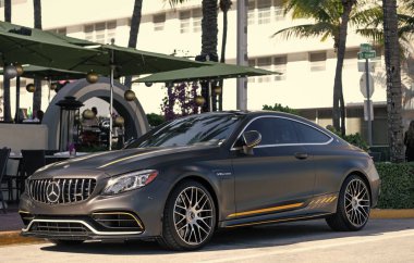 Miami, Florida, ABD - 06 Aralık 2024 Mercedes Benz C 2023 arabası. Mercedes Benz C tipi lüks bir araba. Mercedes Benz 'in arabası dışarıda park edilmiş. Mercedes Benz C, ön manzara..
