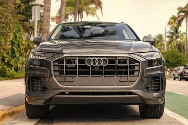Miami, Florida, ABD - 09 Aralık 2024: Audi Q8 quattro 2019 spor geçiş aracı. Audi Q8 tipinde bir spor araba. Audi Q8 'in arabası dışarıda park edilmiş. Audi Q8, ön görünüm.