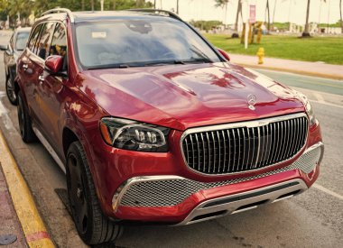 Miami, Florida, ABD - 16 Aralık 2024 Mercedes Benz Maybach GLS 600 'ün kırmızı lüks SUV arabası. Mercedes Benz 'in arabası dışarıda park edilmiş. Mercedes Benz GLS kırmızı renk, yan görünüm. Mercedes Benz GLS SUV araba.