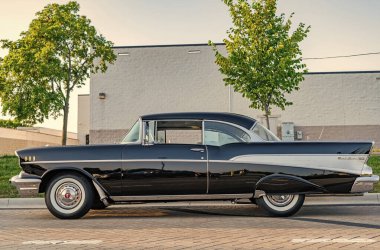 Park Ridge, Illinois, ABD - 22 Ağustos 2024 Chevrolet Bel Air 'in siyah arabası. 1957 Chevy Bel Air. Otomobil fuarında park etmiş siyah bir araba. Chevrolet Bel Air retro araba.