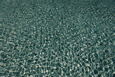 Okyanus kıyısında yaz tatili. Mavi okyanus dalgalı su dokusu yansıması. Yaz havuzunda dalgalı su. Deniz yüzeyi arka planı. Tatil beldesi su altyapısı. Deniz sahili. Sahile..