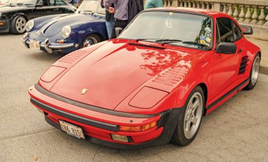 Chicago, Illinois - 29 Eylül 2024: Porsche 930 turbo veya 911 kırmızı rengi. Porsche 930 turbo ya da sokağa park edilmiş 911. Ön manzara. Porsche 930 turbo veya Chicago 'da 911