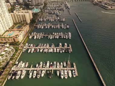 Lüks Güney Sahili marinası. Miami güney sahili manzaralı. Lüks bir yat limanında. Lüks bir yaşam tarzı. Lüks Miami Florida manzarası. Yaz tatili. Marina limanı.