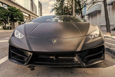 Miami, Florida, ABD - 01 Aralık 2024 Lamborghini Huracan spor araba. Lamborghini Huracan EVO 'nun siyah liman aracı. Lamborghini Huracan 'ın siyah arabası sokakta, ön manzara.