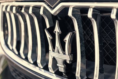 Miami, Florida, ABD - 17 Aralık 2024: Black 2014 Maserati Ghibli spor yara izi. Maserati Ghibli 'nin lüks spor arabası. Maserati Ghibli 'nin arabası dışarıda park edilmiş. Maserati Ghibli, köşe görünümü.