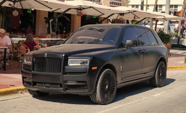 Miami, Florida, ABD - 06 Aralık 2024 Rolls Royce Cullinan 2024 çapraz otomobil. Rolls Royce Cullinan 'ın çapraz arabası. Araba Rolls Royce Cullinan dışarı park etmiş. Rolls Royce Cullinan, köşe manzaralı..