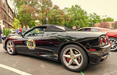 Chicago, Illinois - 29 Eylül 2024: Ferrari 360 Spider siyah rengi. Ferrari 360 caddeye park etmiş. Köşeden bak. Lüks Ferrari 360 Chicago 'da